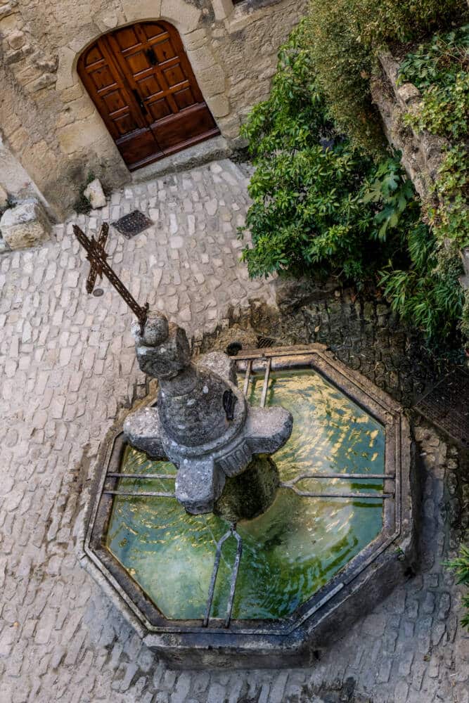 Fontaine au coeur du village de Crestet