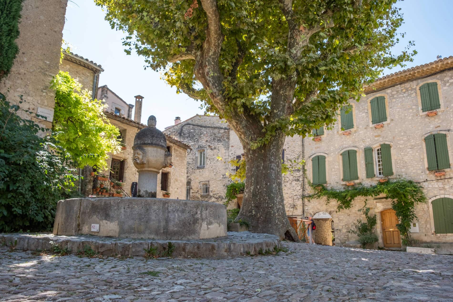 Place du Vieux Marché dans la Haute-Ville de Vaison-la-Romaine